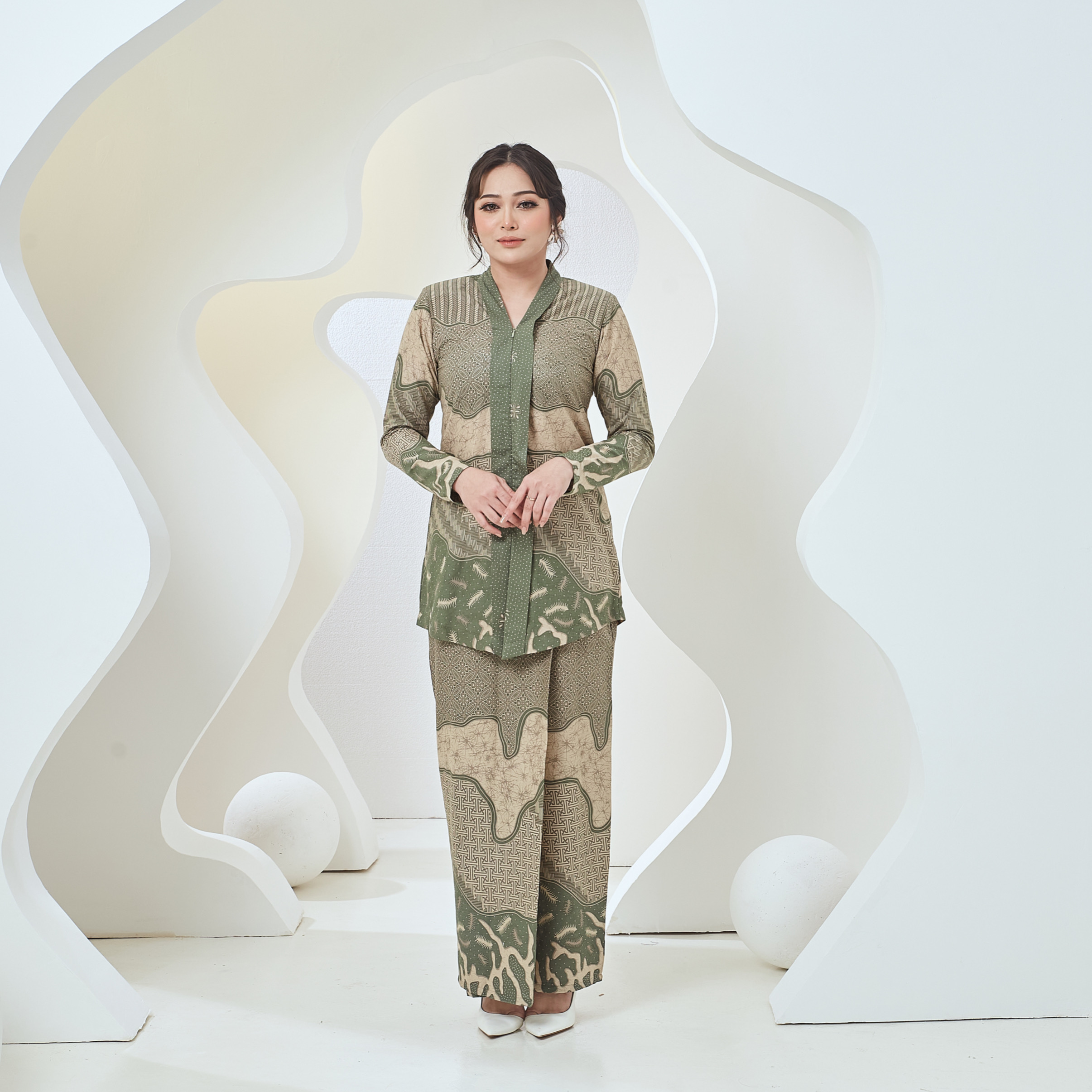 Swastika Raya 2024 Lady In Green
